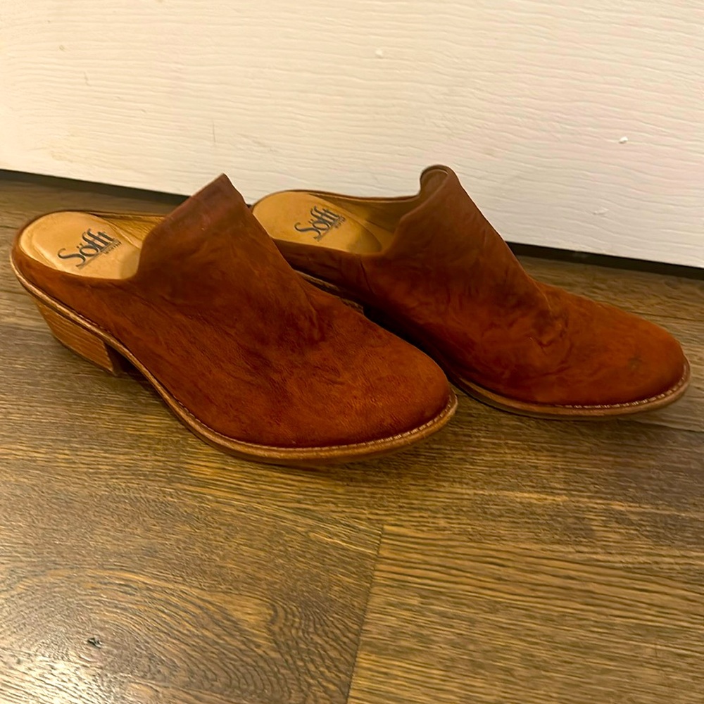 Gently worn mules that are very comfortable and the color is great for fall.